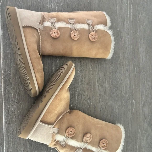 UGG | Shoes | Ugg Cream Shearling Lined Boots | Poshmark display picture 1